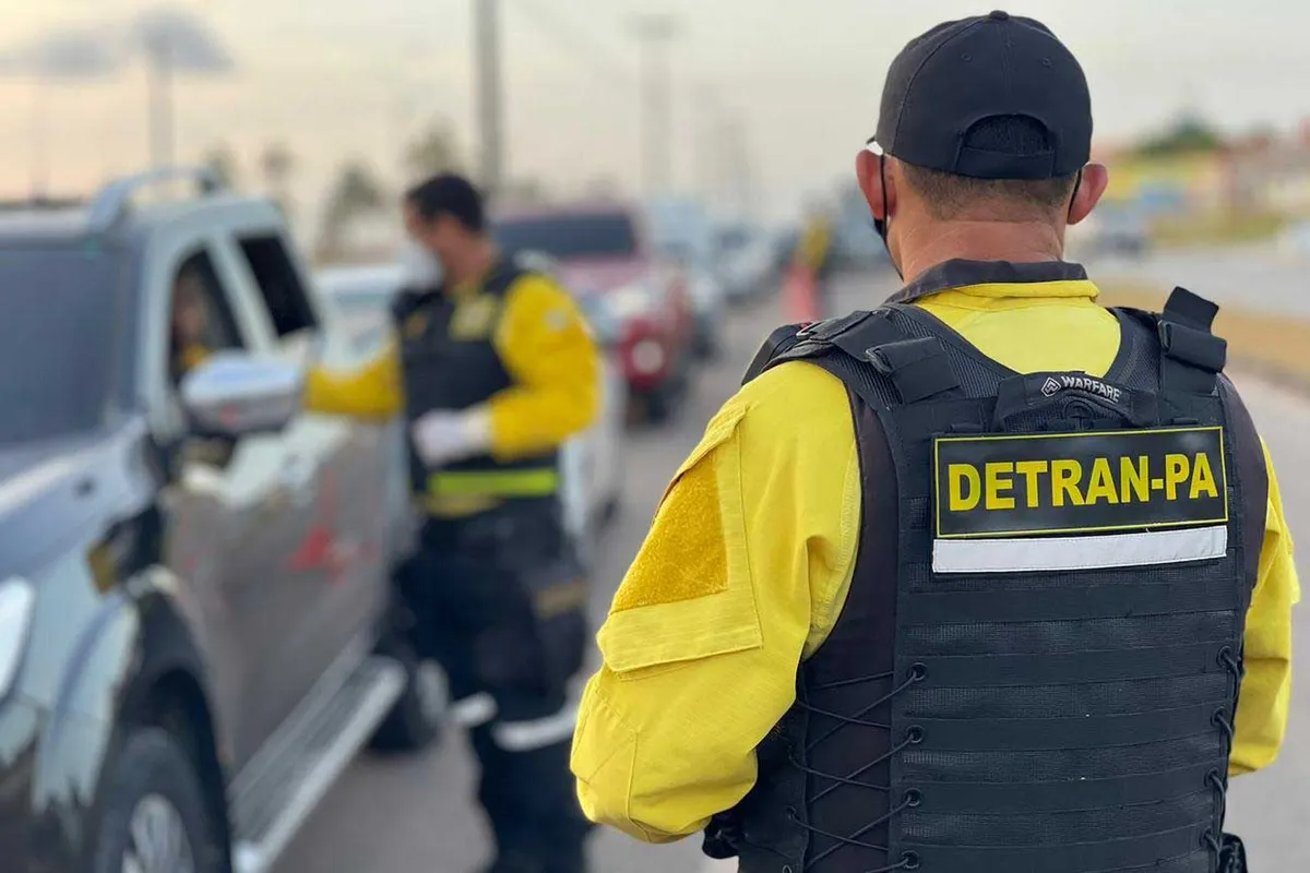 Policial realizando blitz da Lei Seca, situação em que o advogado lei seca atua na defesa do motorista