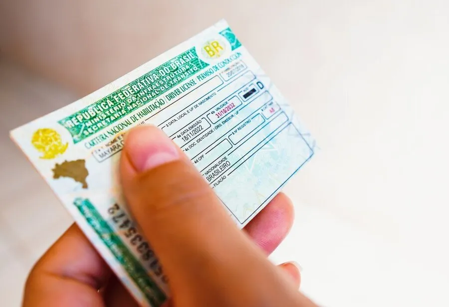 Documento de CNH sobre mesa, representando os efeitos da cassação de CNH no trânsito