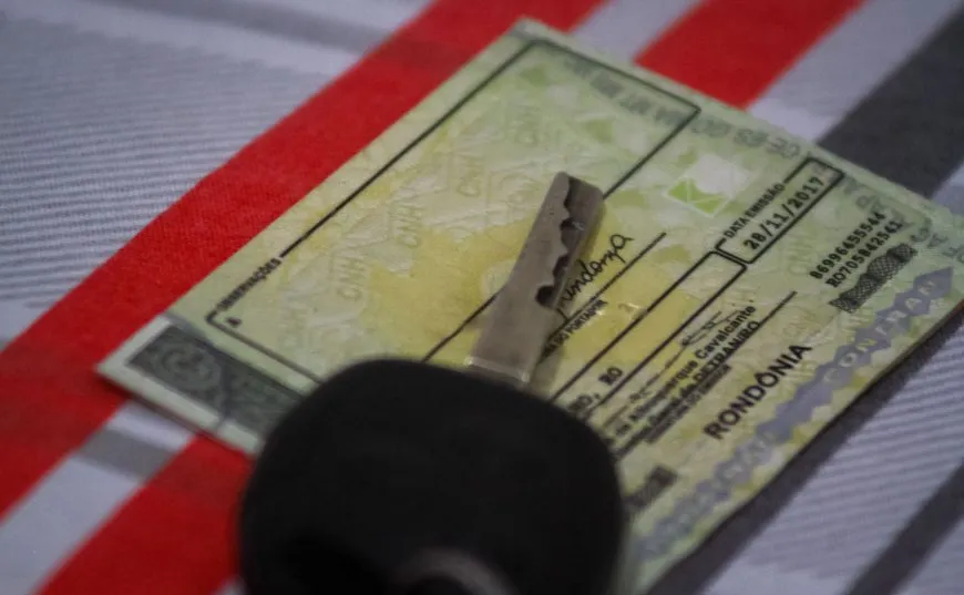 Chaves de carro sobre a CNH ilustrando quando a multa de embriaguez perde a carteira