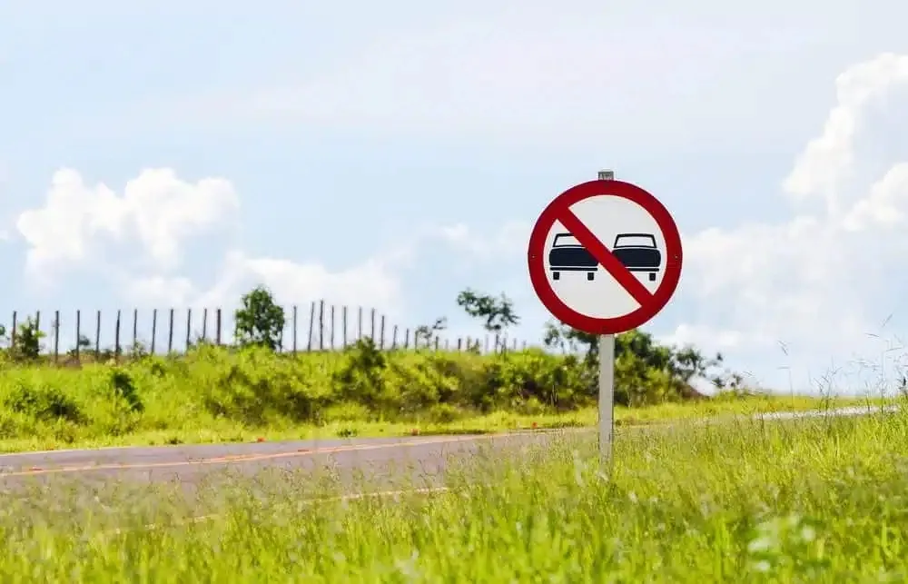 Rodovia federal com sinalização de trânsito, cenário comum às multas ANTT e fiscalização de transporte